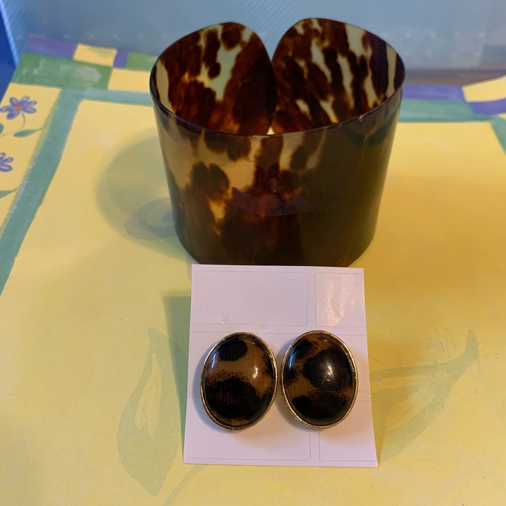 Animal print 80’s vintage bracelet and earrings set.